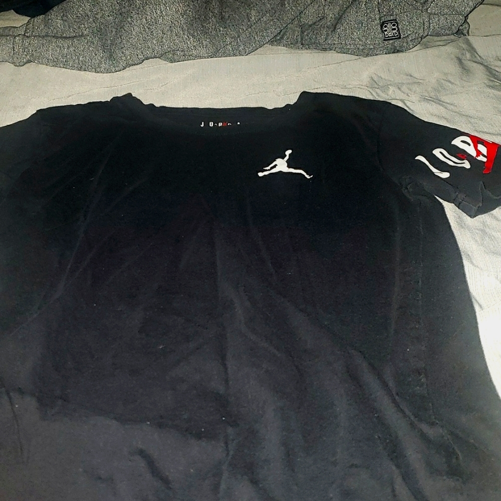 JORDAN TEE SHIRT FOR BOYS SIZE 10-12 MED.  black white and red